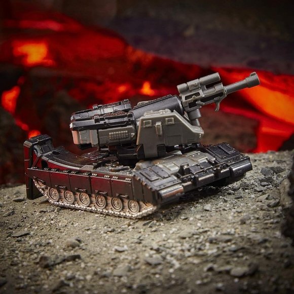 Megatron Transformers War for Cybertron Trilogy Kingdom Core Hasbro WFC-K13 - Picture 6 of 9